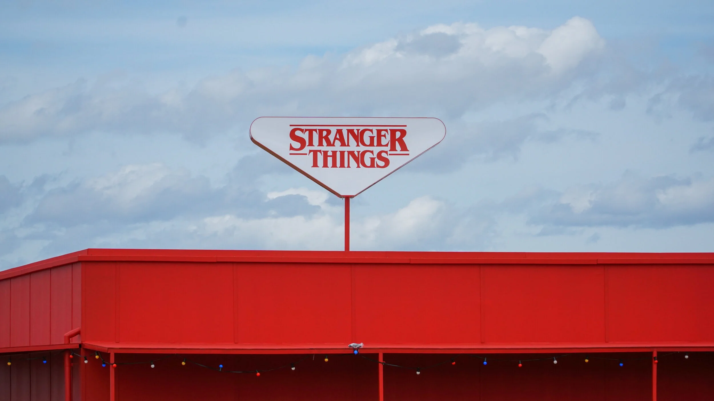   Tematización y colores característicos de “Stranger Things”  